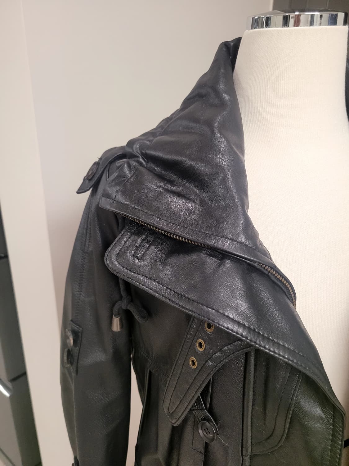 블랙 레더 롱 코트 / 트렌치 무드 롱 재킷
 상품이미지4