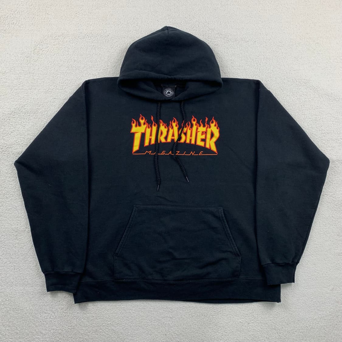 트래셔 플레임 로고 블랙 후드티 상품이미지1