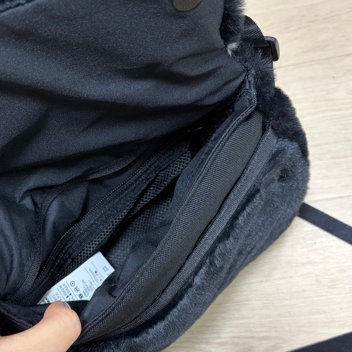 나이키 빅스우시 퍼 크로스백 블랙 상품이미지3