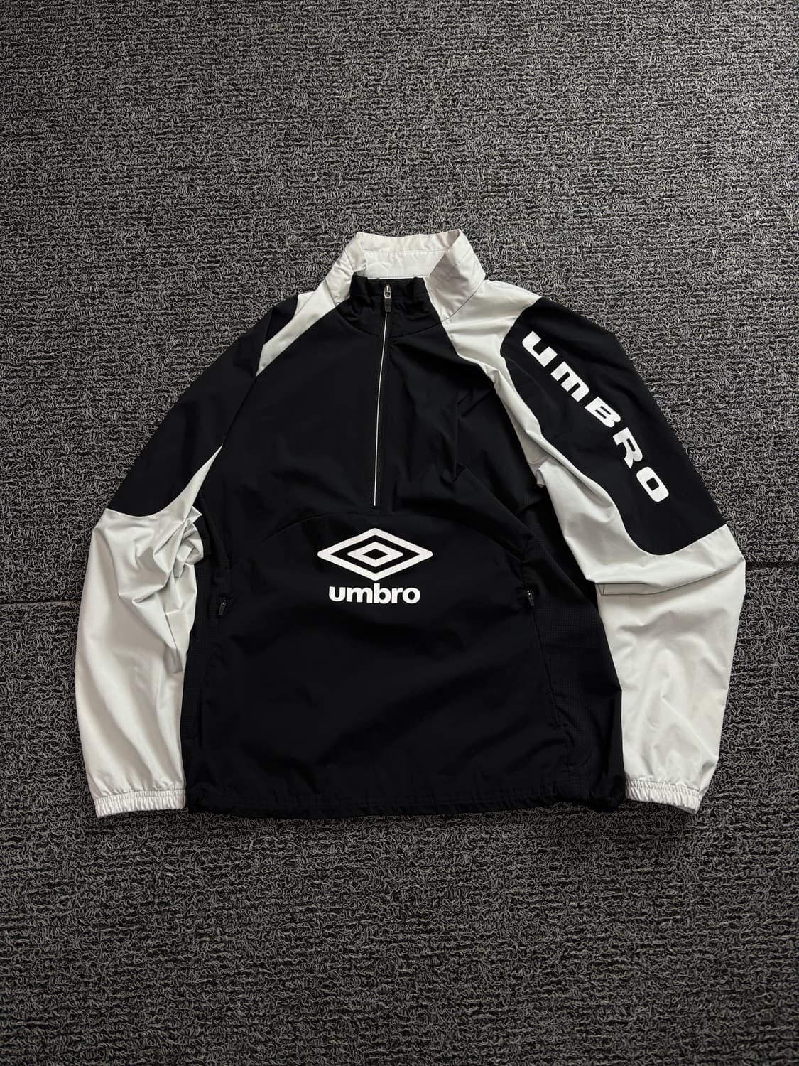 엄브로 빅로고 올드스쿨 스펠아웃 디테일 아노락 웜업 1654 상품이미지1