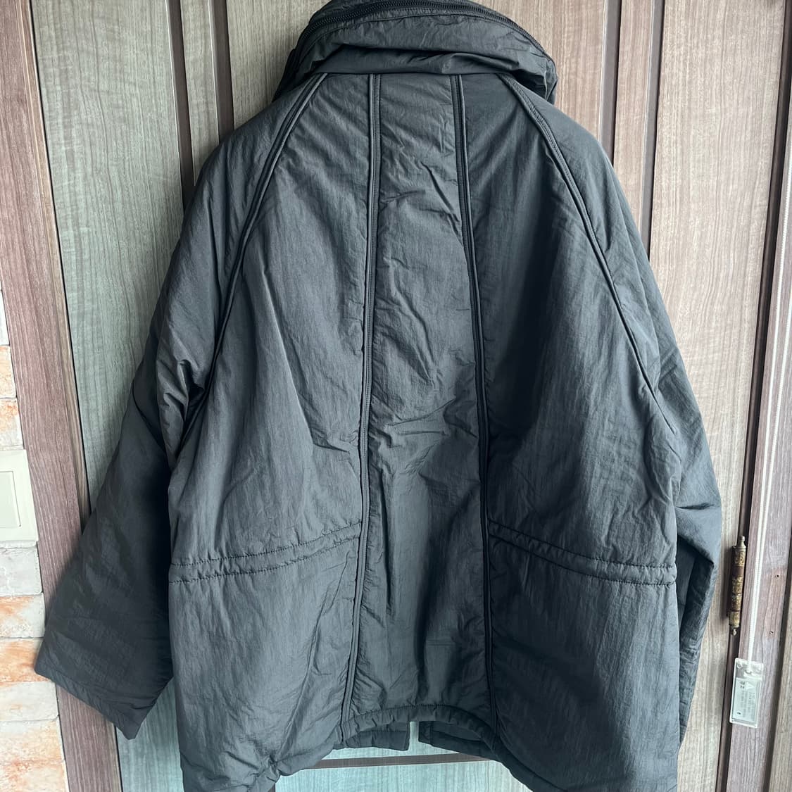 [새상품]언어펙티드 패디드 파라슈트 점퍼 챠콜 상품이미지5