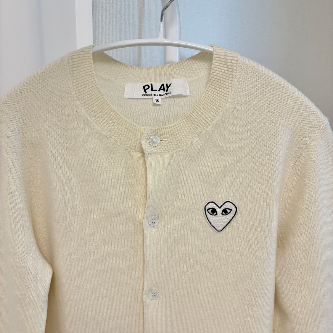 꼼데가르송 플레이 화이트 와펜 가디건  상품이미지2