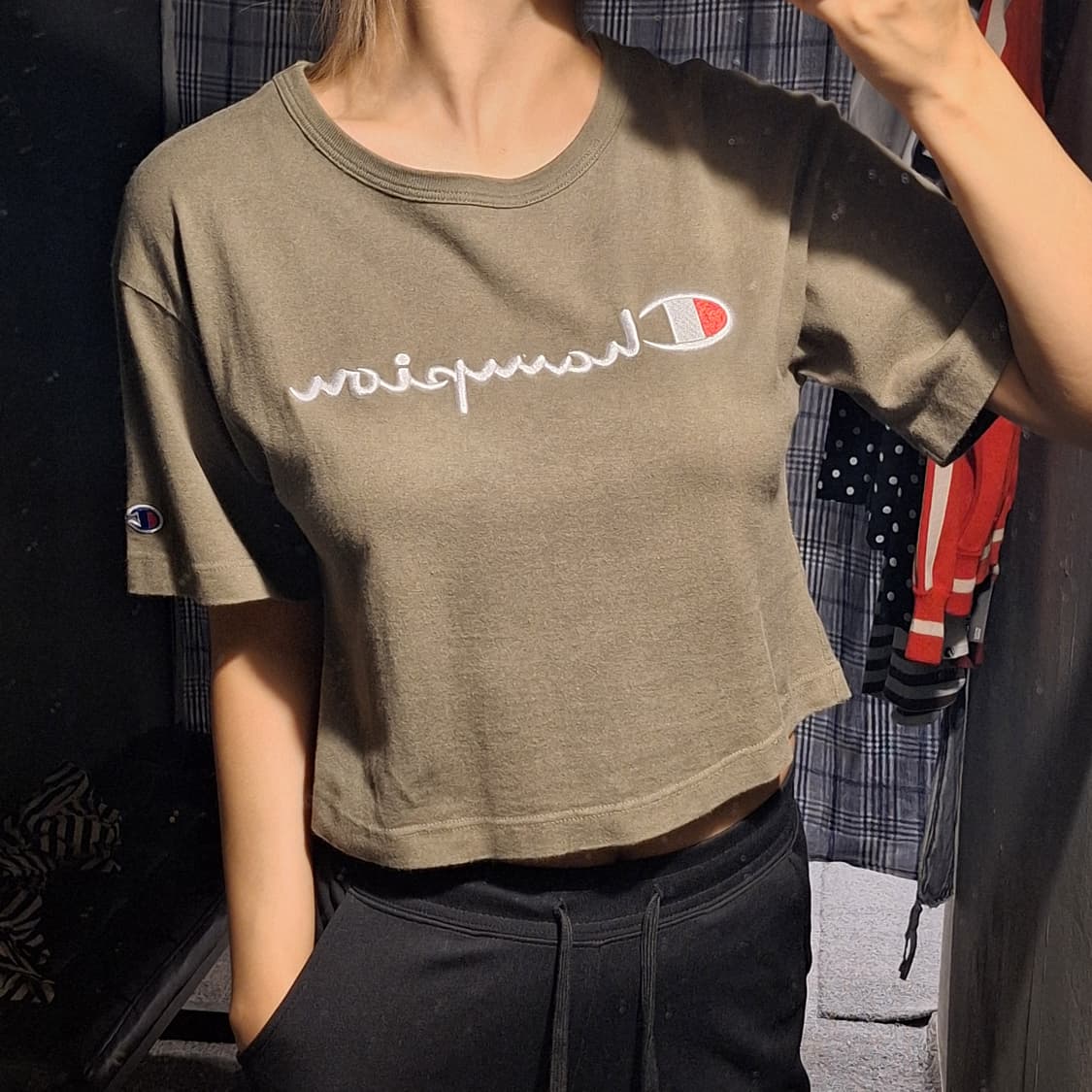 챔피온 헤리티지 카키 로고 암패치 가오리핏 크롭 반팔 티셔츠 상품이미지1