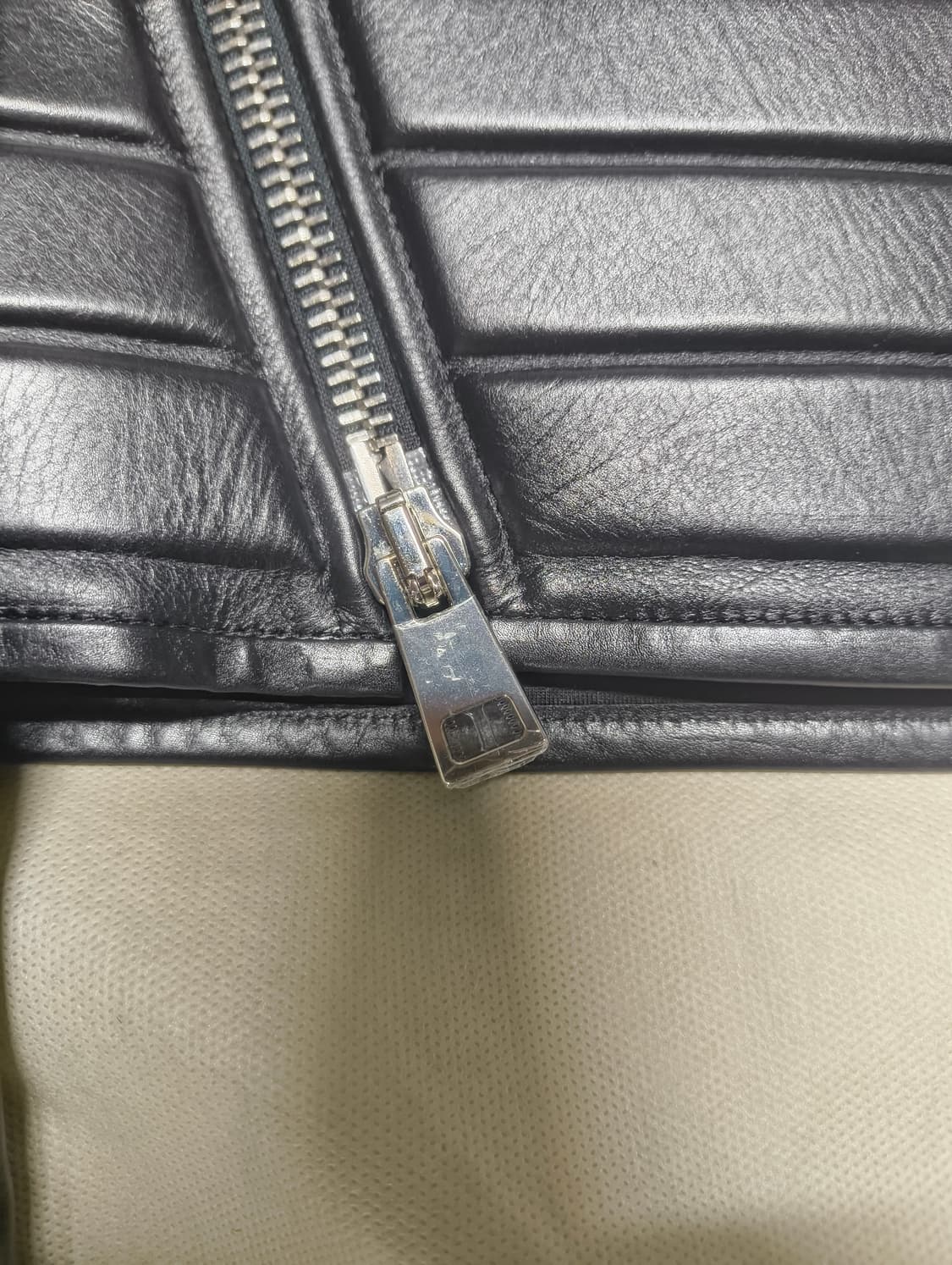 보테가 베네타 FW2019 런웨이 패디드 레더 바이커 자켓 상품이미지5