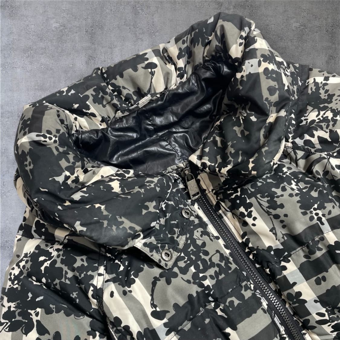 블랙 아이보리 플로럴 체크 패턴 하이넥 패딩 자켓 (UK 8) 상품이미지2