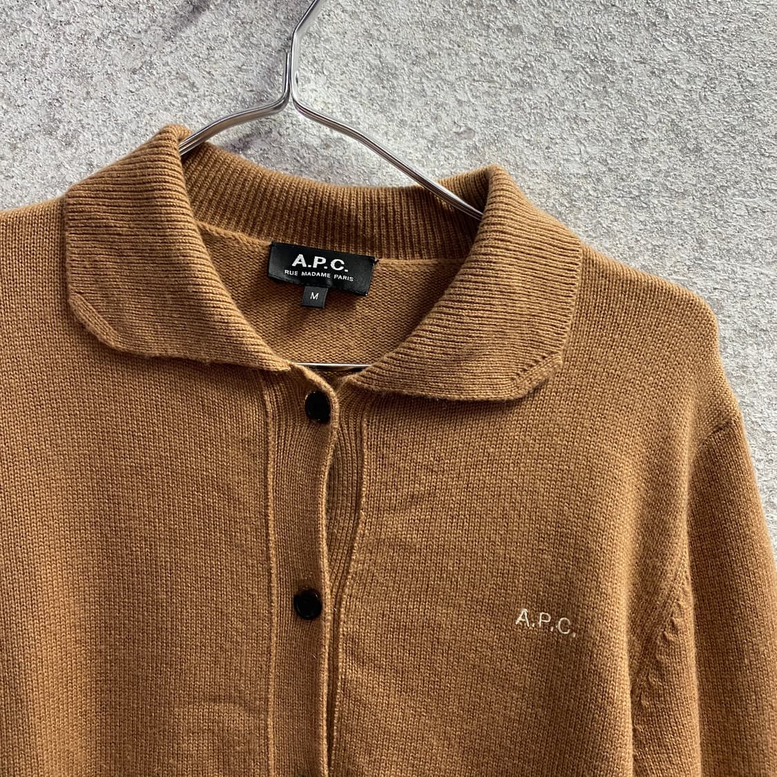 A.P.C. 스몰로고 브라운 버튼 가디건 B4555  상품이미지3