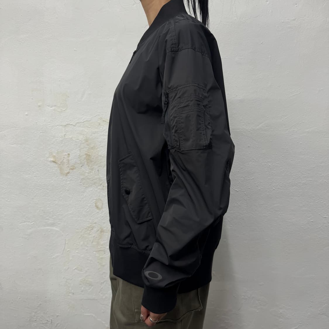 오클리(OAKLEY) 차콜컬러 폴리에스터 논칼라 쉘 플라이트 자켓 상품이미지2