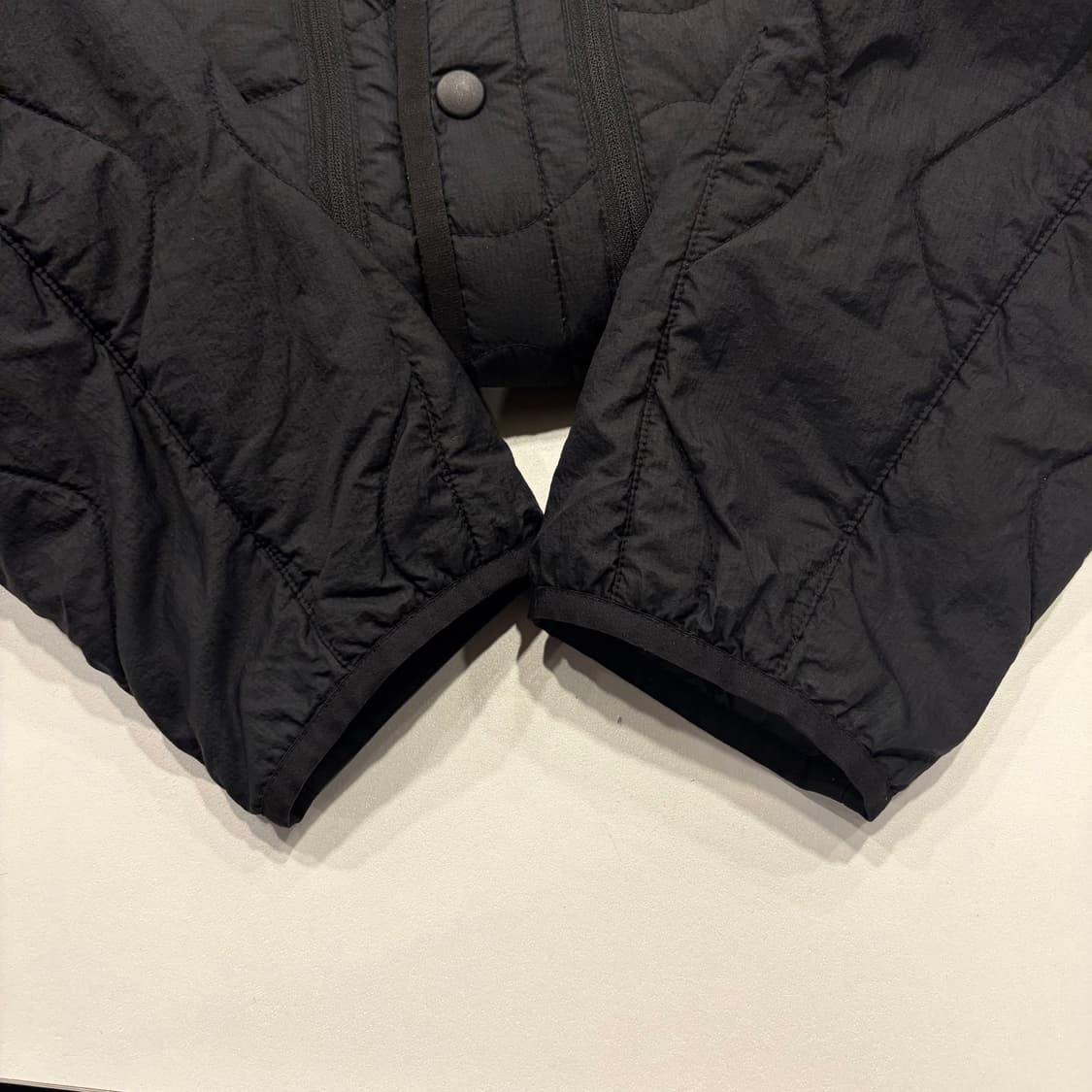 [M] 유니클로 화이트 마운티니어링 경량 다운 블랙 B521 상품이미지5