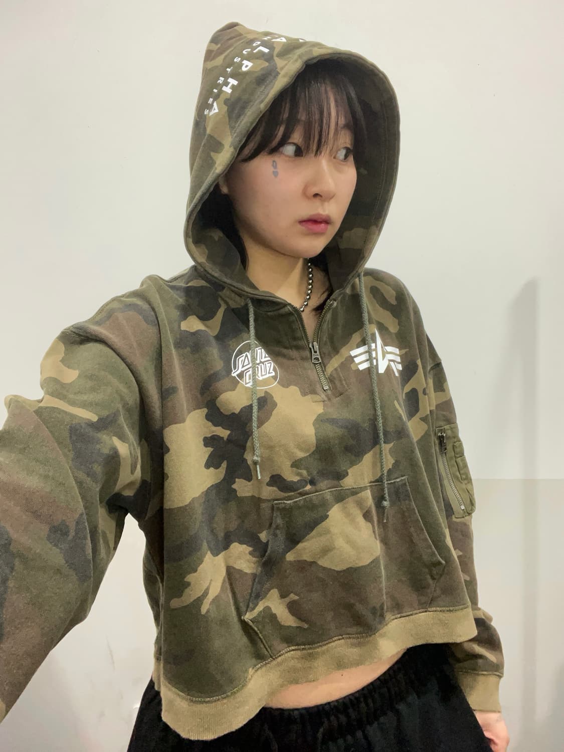 Alpha Industries X Santa Cruz 카모 크롭 후드티 상품이미지1