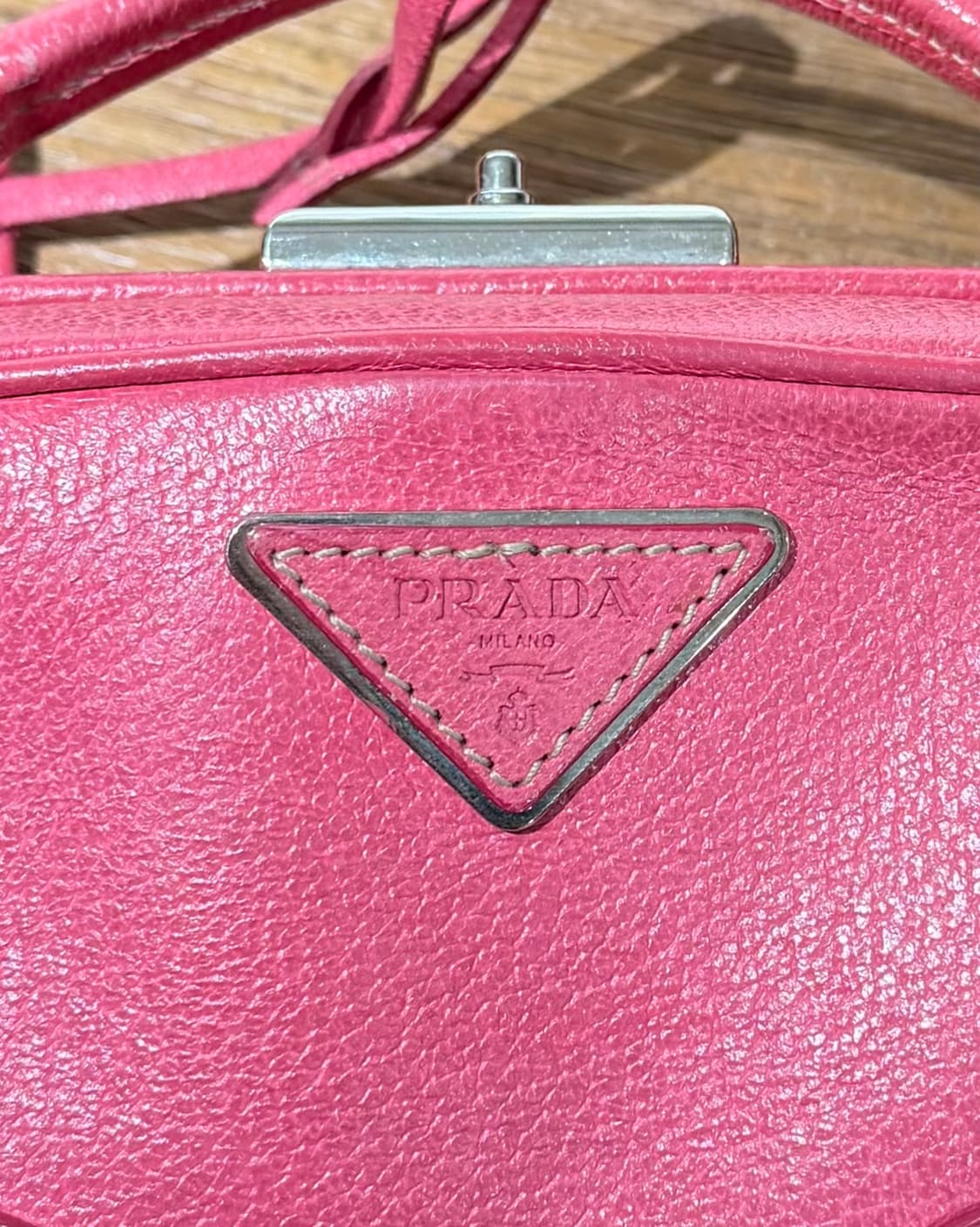 프라다 핑크 레더 미니 크로스바디 백 상품이미지7