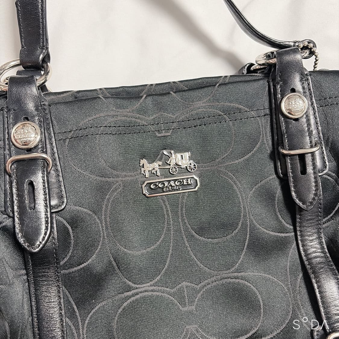 코치 블랙 시그니처 캔버스 숄더백 상품이미지5