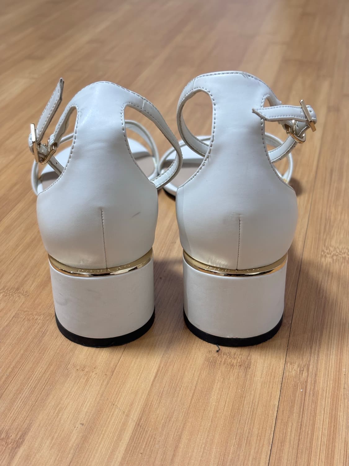 찰스앤키스 (CHARLES & KEITH) 화이트 스트랩 샌들 상품이미지4