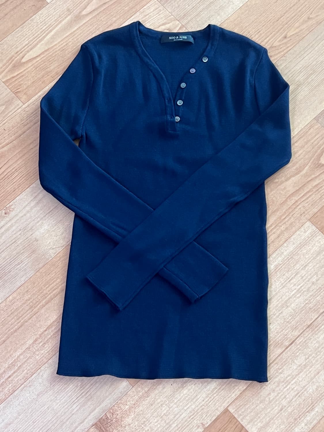 네이비 슬림핏 롱슬리브 니트  상품이미지1