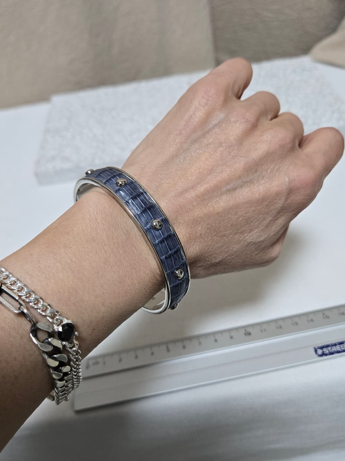 토즈 TOD'S 이탈리아 가죽 뱅글 팔찌 네이비 악어패턴 상품이미지7
