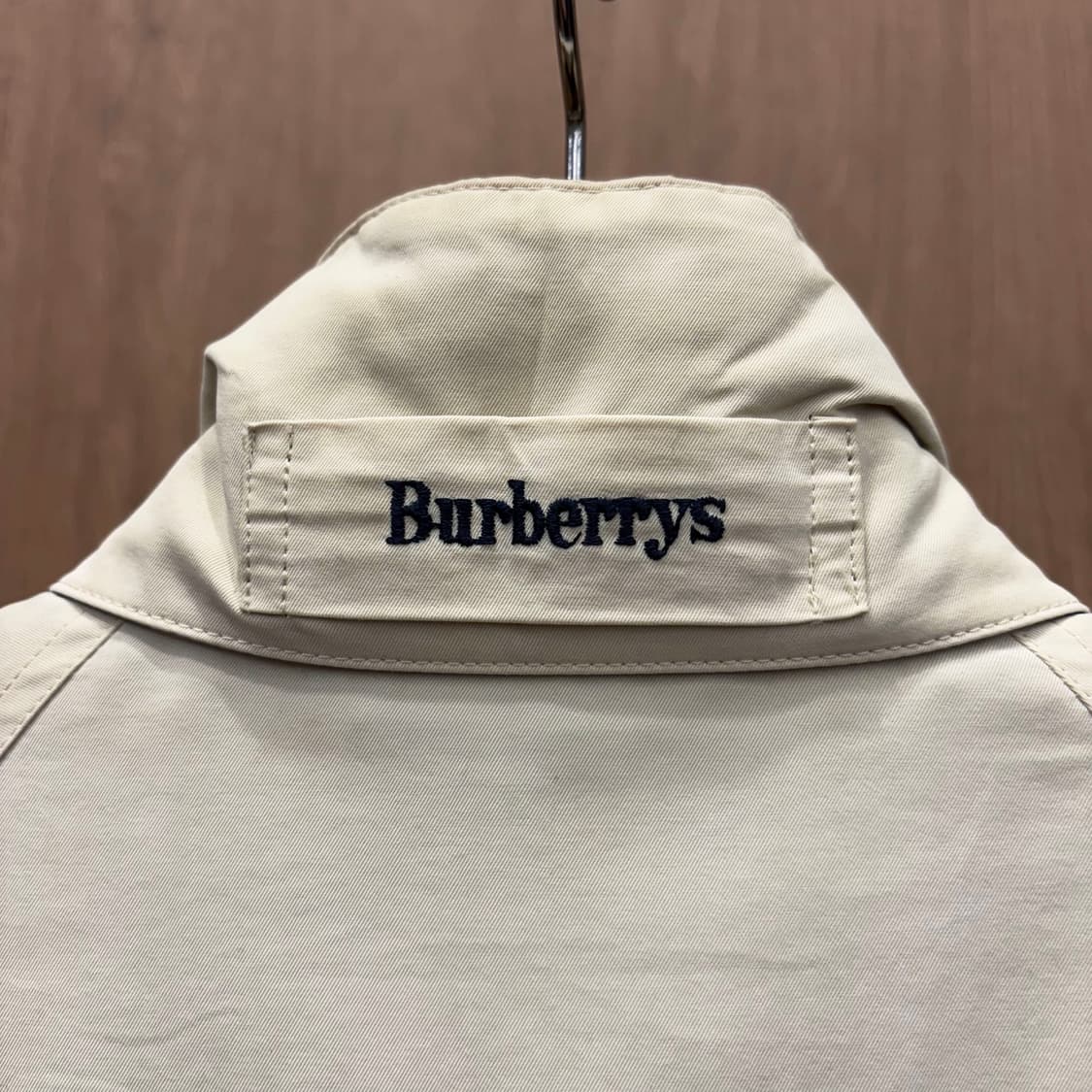 버버리 코튼 블루종 플랩 포켓 커프스 조절 버튼 티데일 스톤 베이지 상품이미지7