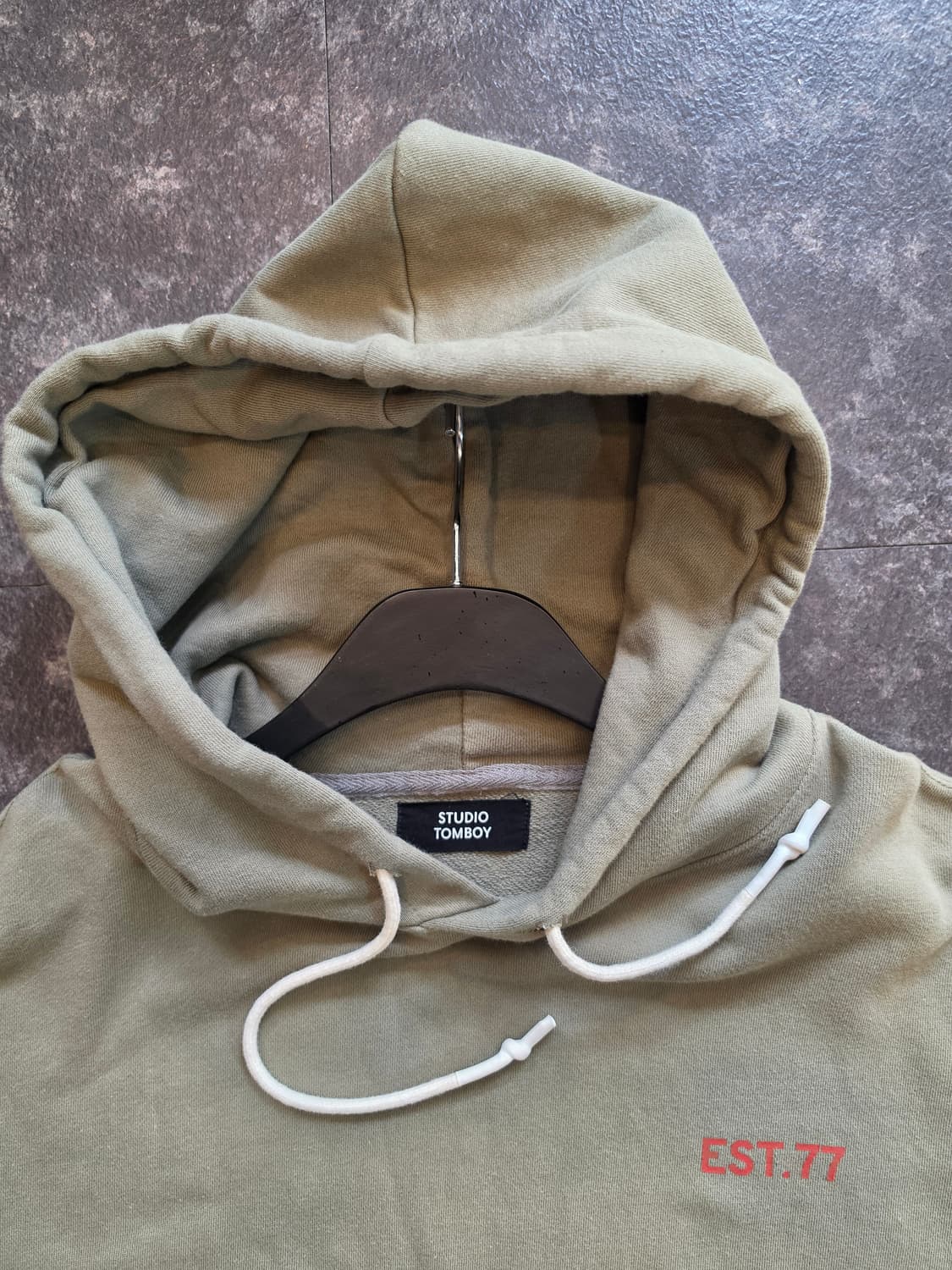 스튜디오 톰보이(STUDIO TOMBOY)카키 후드 티셔츠 상품이미지5