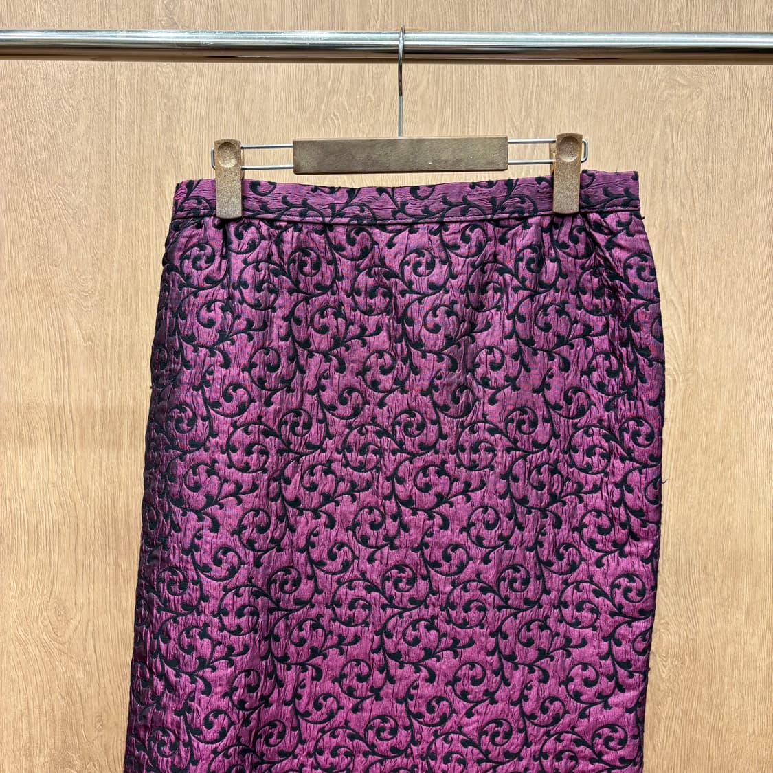 지방시 미디 스커트 블랙 플로럴 자카드 패턴 펜슬 실루엣 디테일 퍼플 상품이미지4