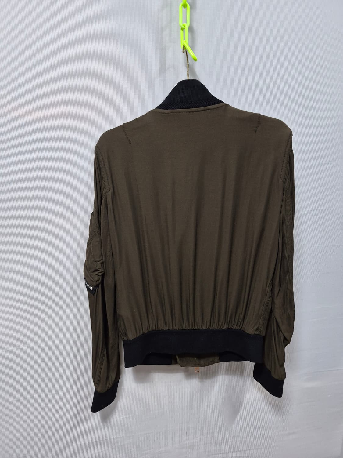 버버리 카키색 봄버 자켓 남성48  100 상품이미지2