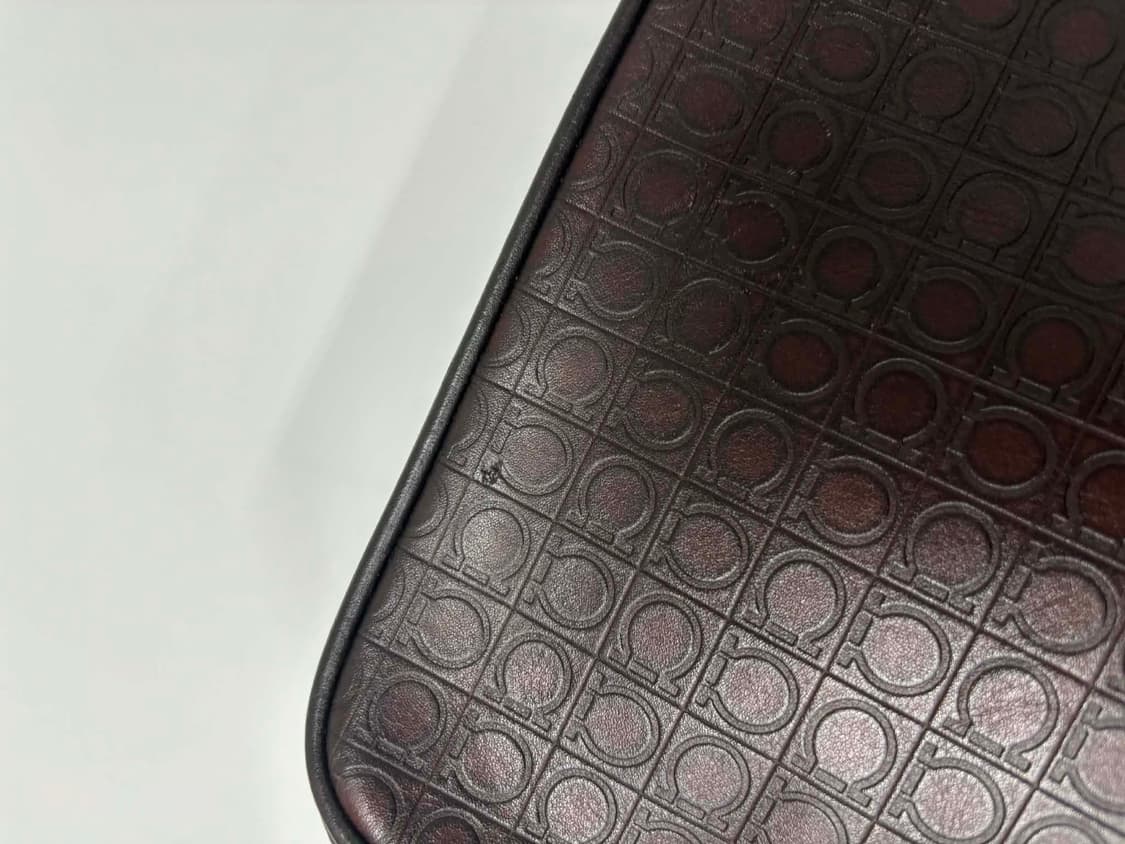 살바토레 페라가모 간치니 모노그램 가죽 클러치 상품이미지4