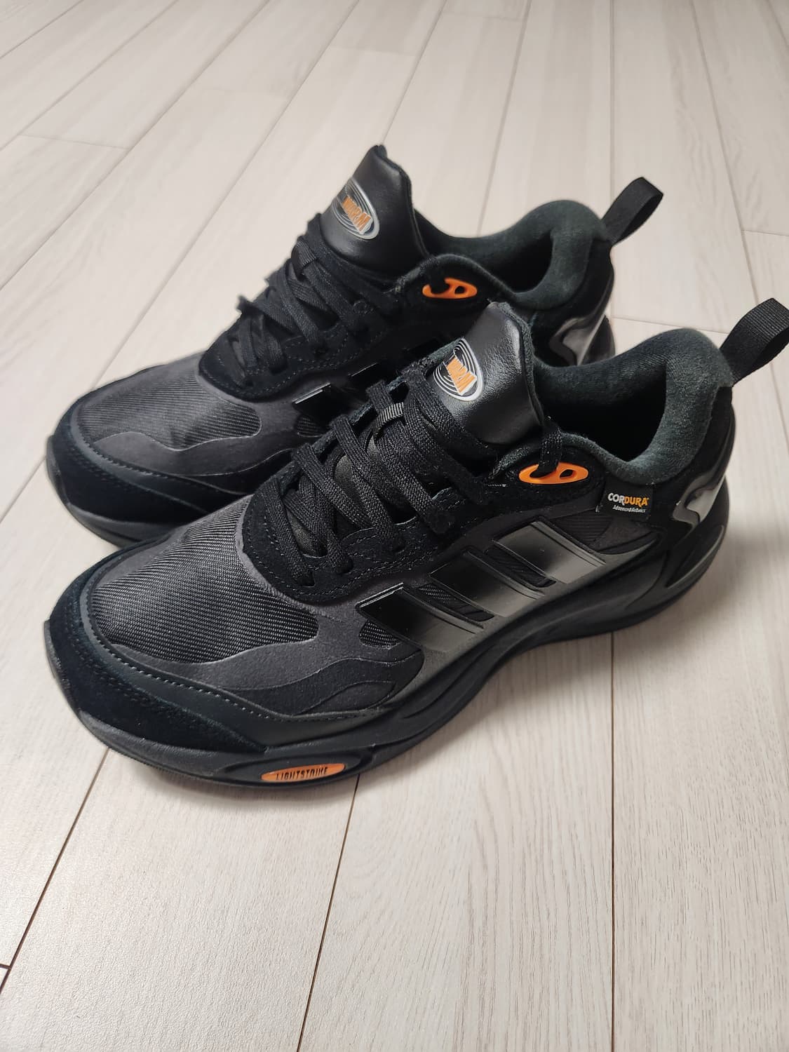 아디다스 운동화 클라이마웜 카본 코어 블랙 러닝화 사이즈245

스웨이드 상품이미지3