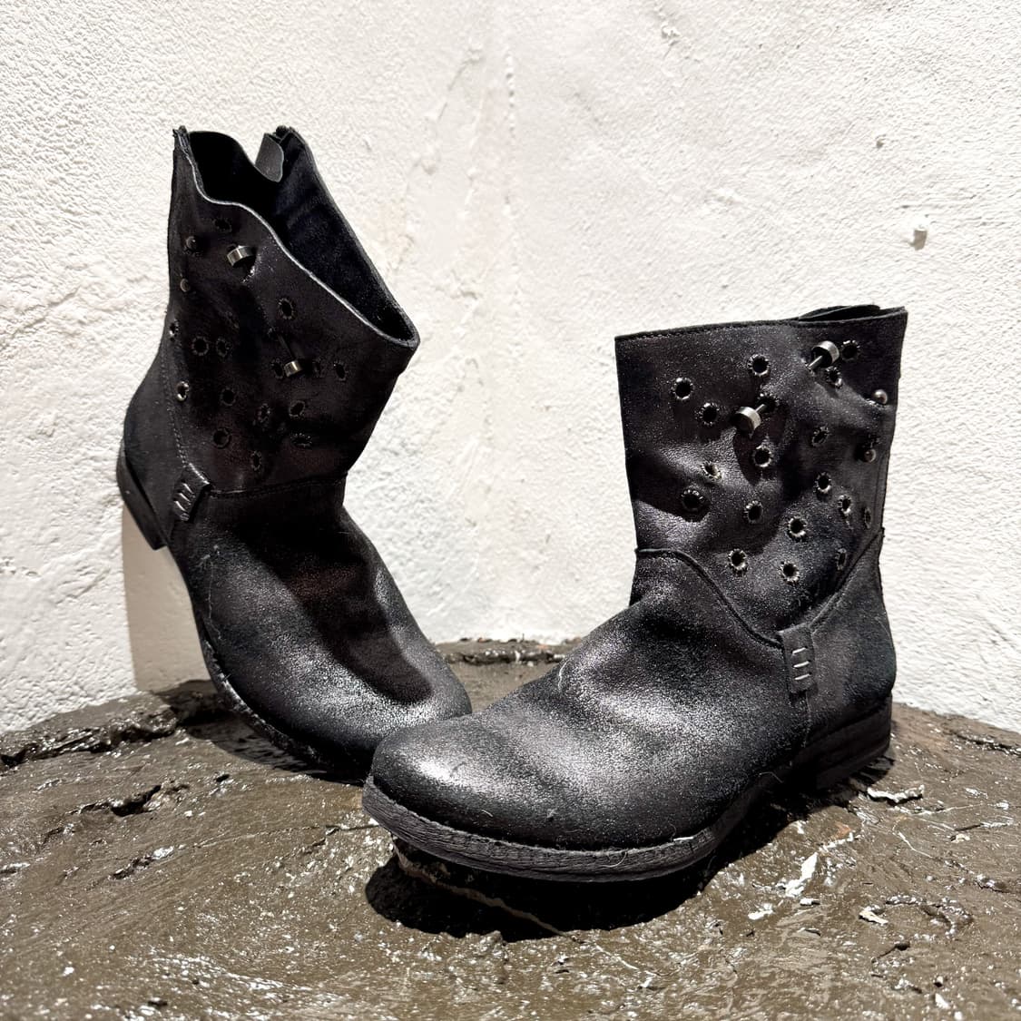 KHRIO – Distressed Eyelet Mid Boots 상품이미지1