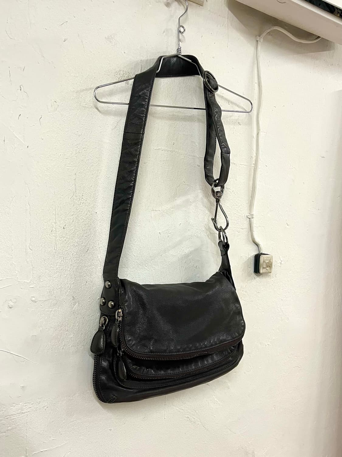 도나카란 컬렉션 지퍼 레더백 상품이미지2