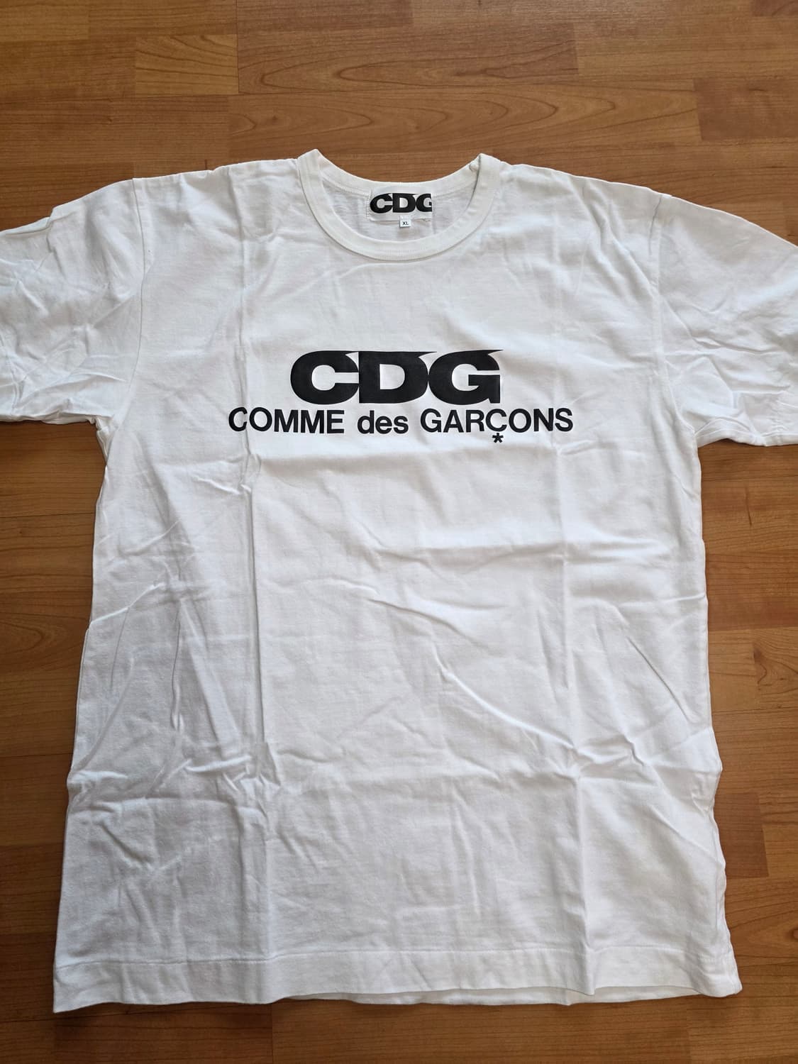 CDG 꼼데가르송 로고 프린트 티셔츠 화이트 상품이미지2