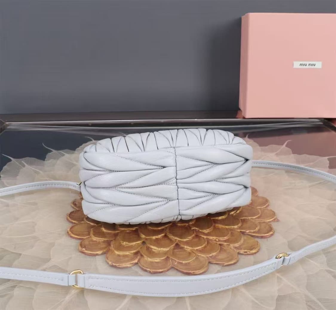 미우 미우 완더 마테라쎄 나파 레더 호보 미니백 콘플라워 상품이미지5