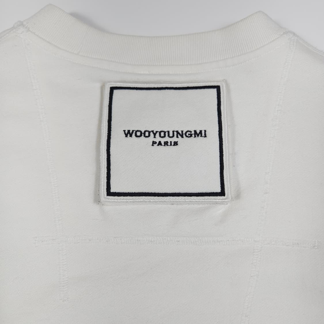 우영미 스퀘어 라벨 화이트 맨투맨  상품이미지4