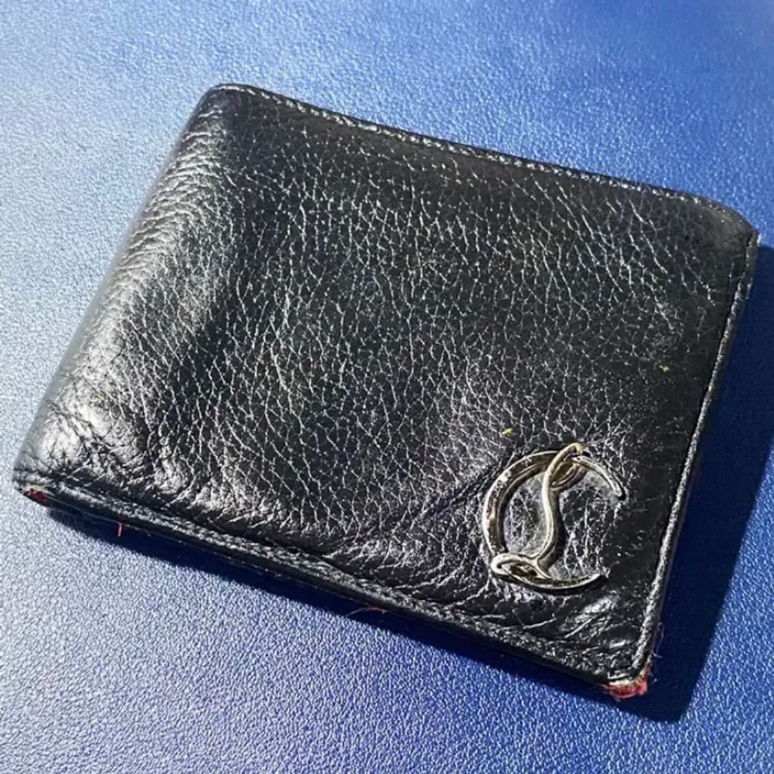 [정품] 크리스찬루부탱 심벌메탈 CL로고 투톤컬러 송아지가죽 반지갑 상품이미지1