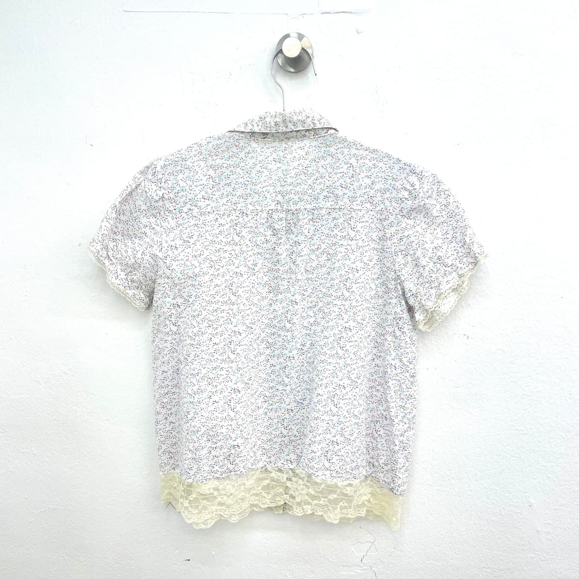 Floral pintuck lace hem blouse 상품이미지2