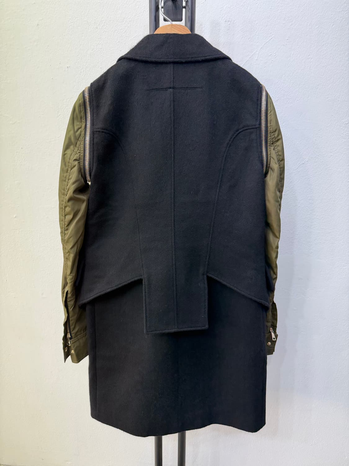 매장판정품) 지방시 여성 금장 디테일 봄버 코트 38 상품이미지4