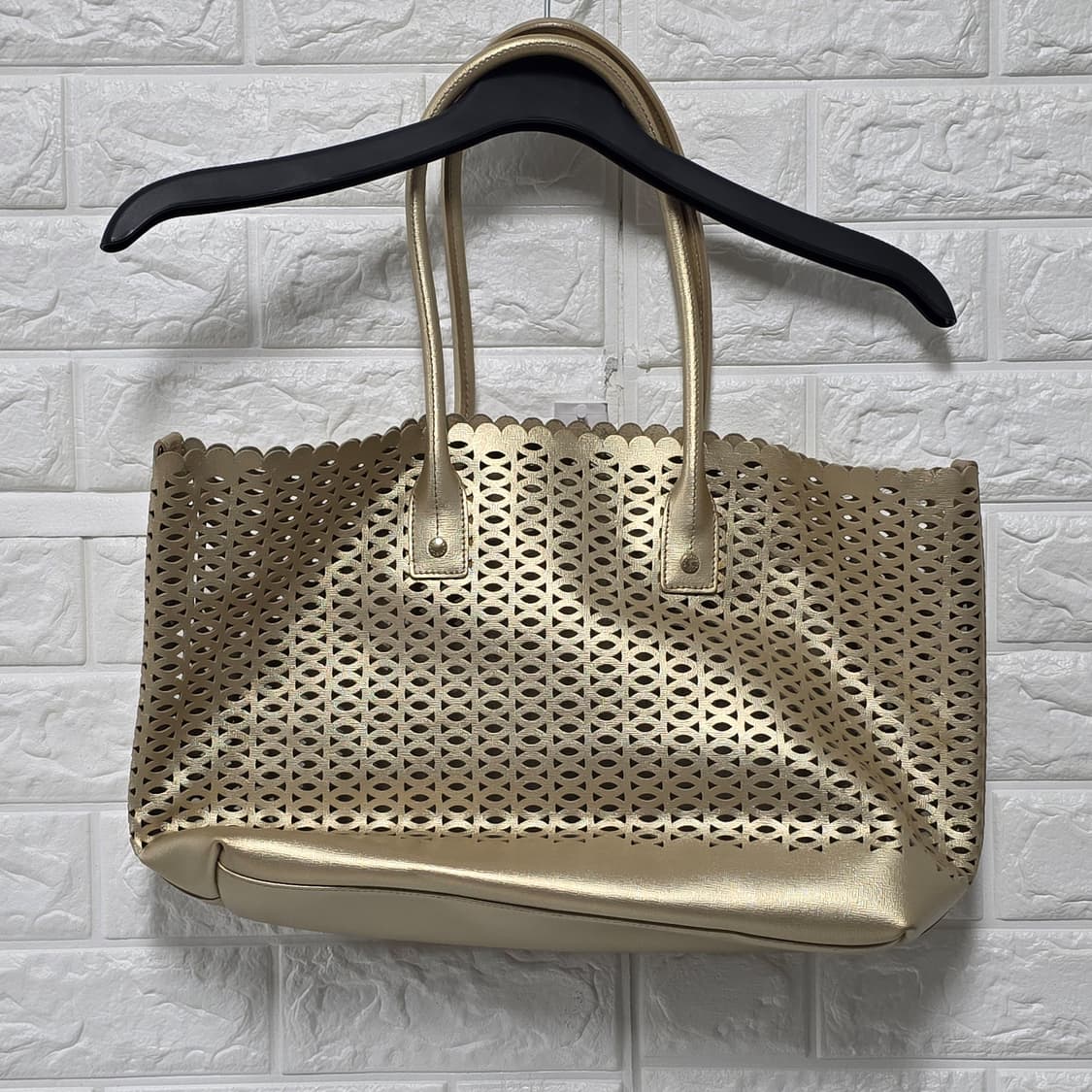 FURLA 훌라 금색 펀칭 숄더백 상품이미지7