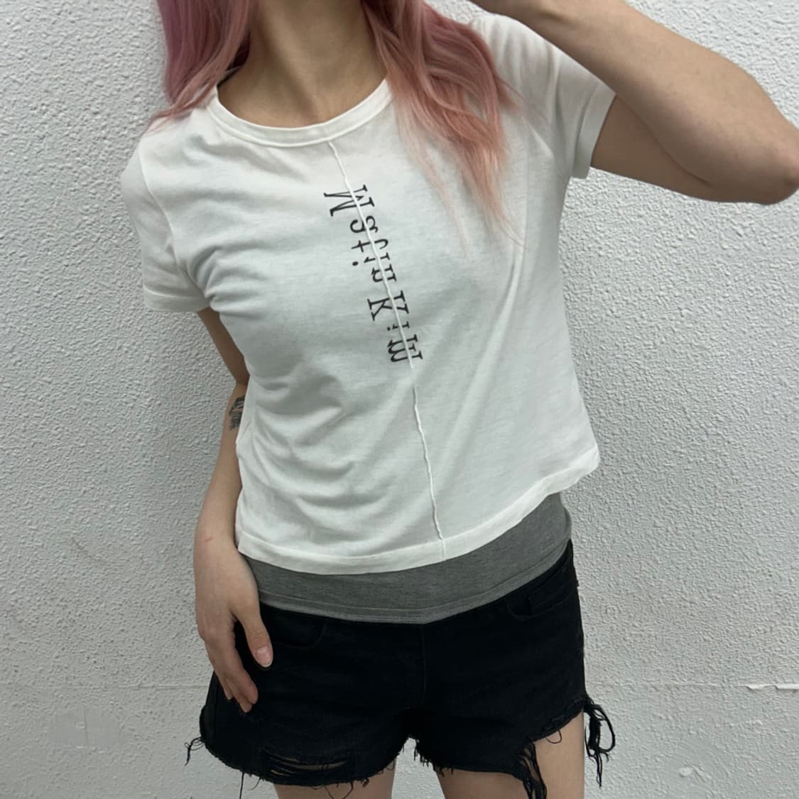 마뗑킴 세로 로고 화이트 반팔 상품이미지1