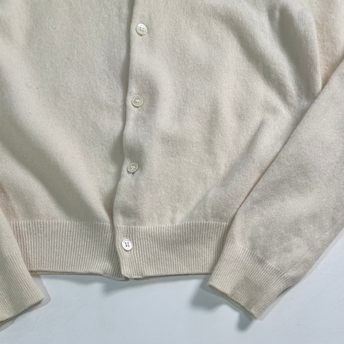 꼼데가르송 화이트 유넥 가디건   상품이미지4