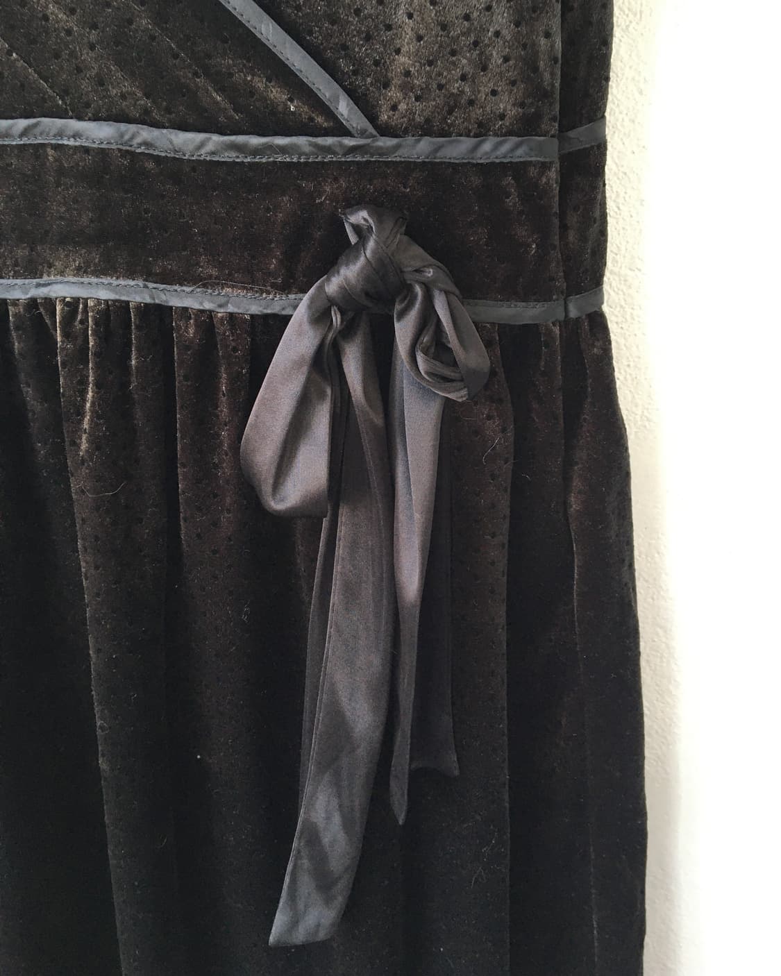 Dot pattern ribbon velvet onepiece 상품이미지5