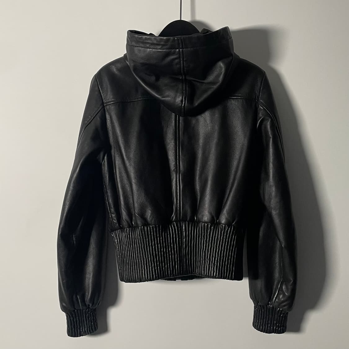 아르마니 익스체인지 우먼스 크롭 봄버 레더자켓 (on.491)  - 상품이미지2