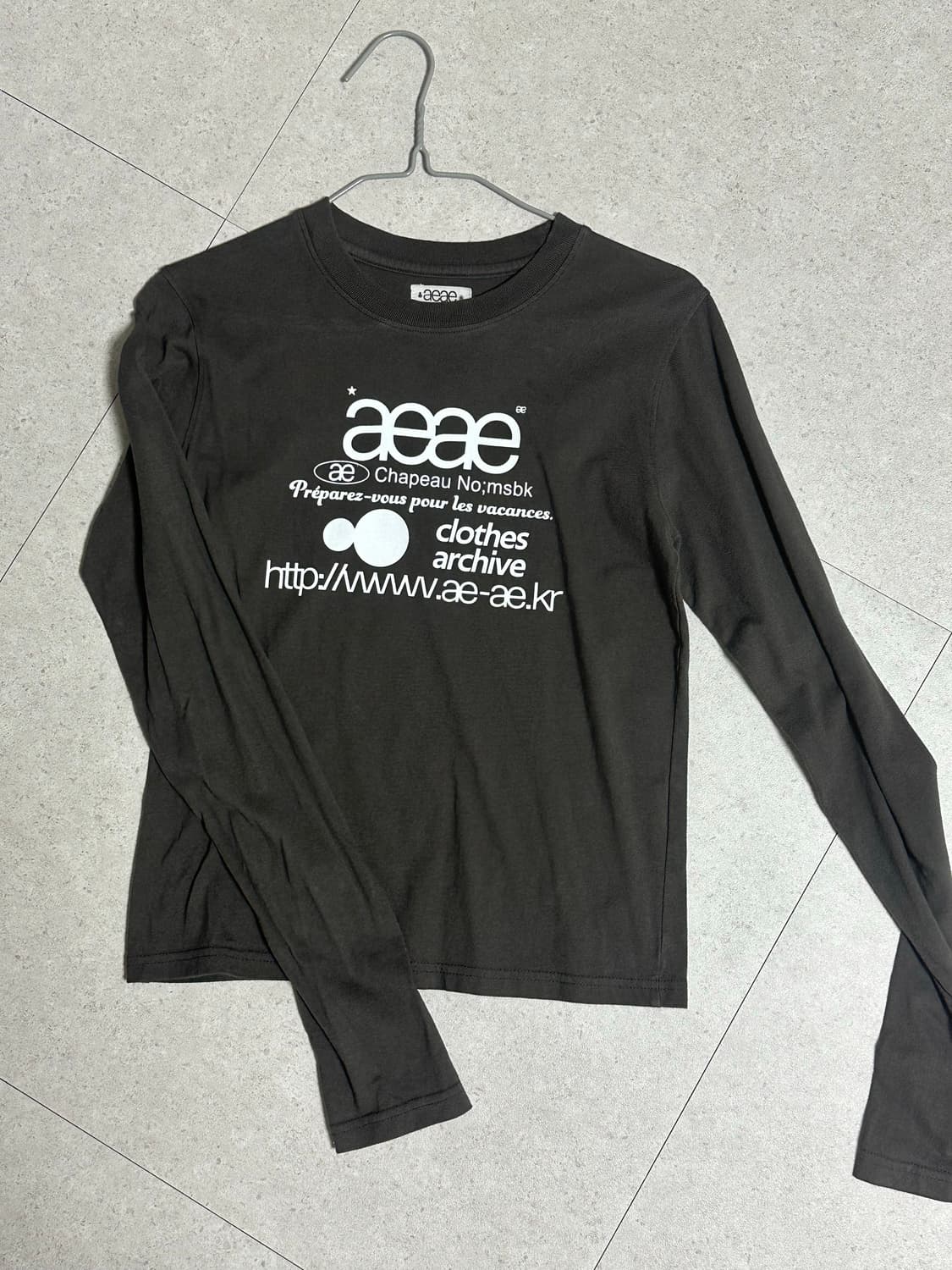 에이이에이이 롱슬리브 WEB LOGO CROP L/S [CHARCOAL] 상품이미지1