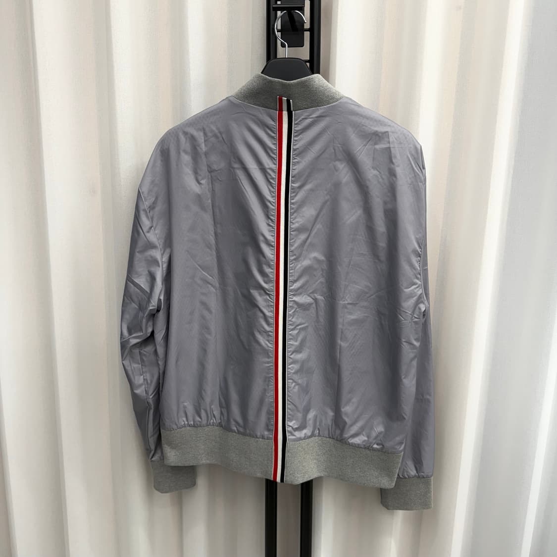 [4] 톰브라운 백삼선 나일론 봄버 자켓 상품이미지1