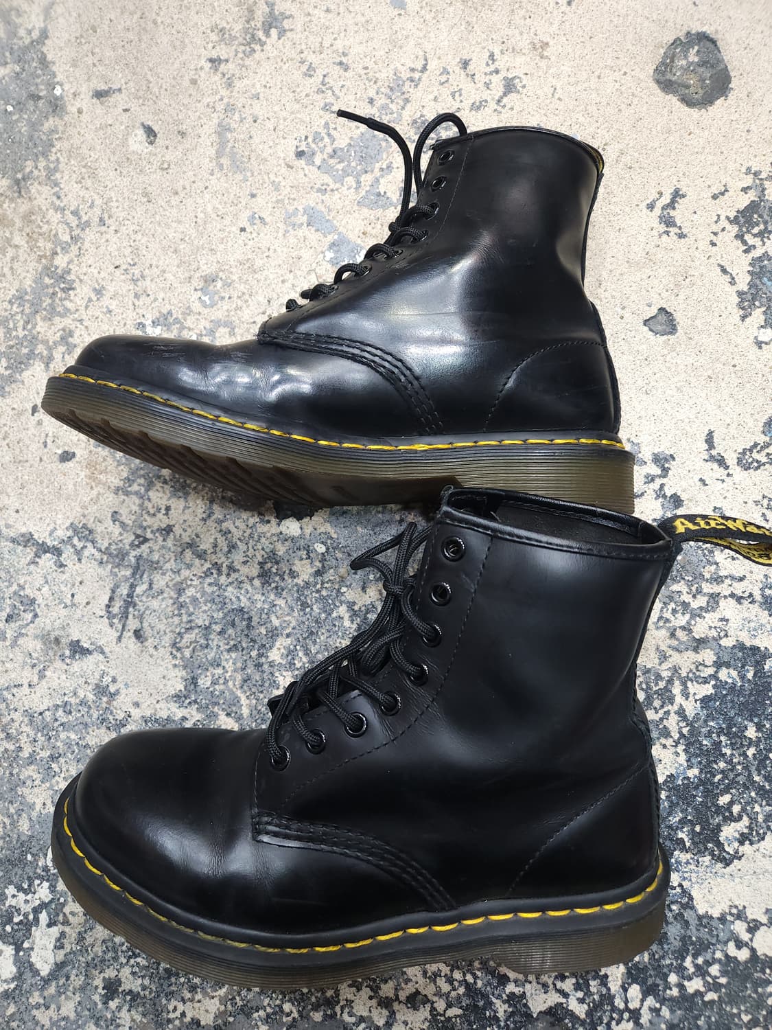 닥터마틴 1460 8홀 워커 245mm

 상품이미지1