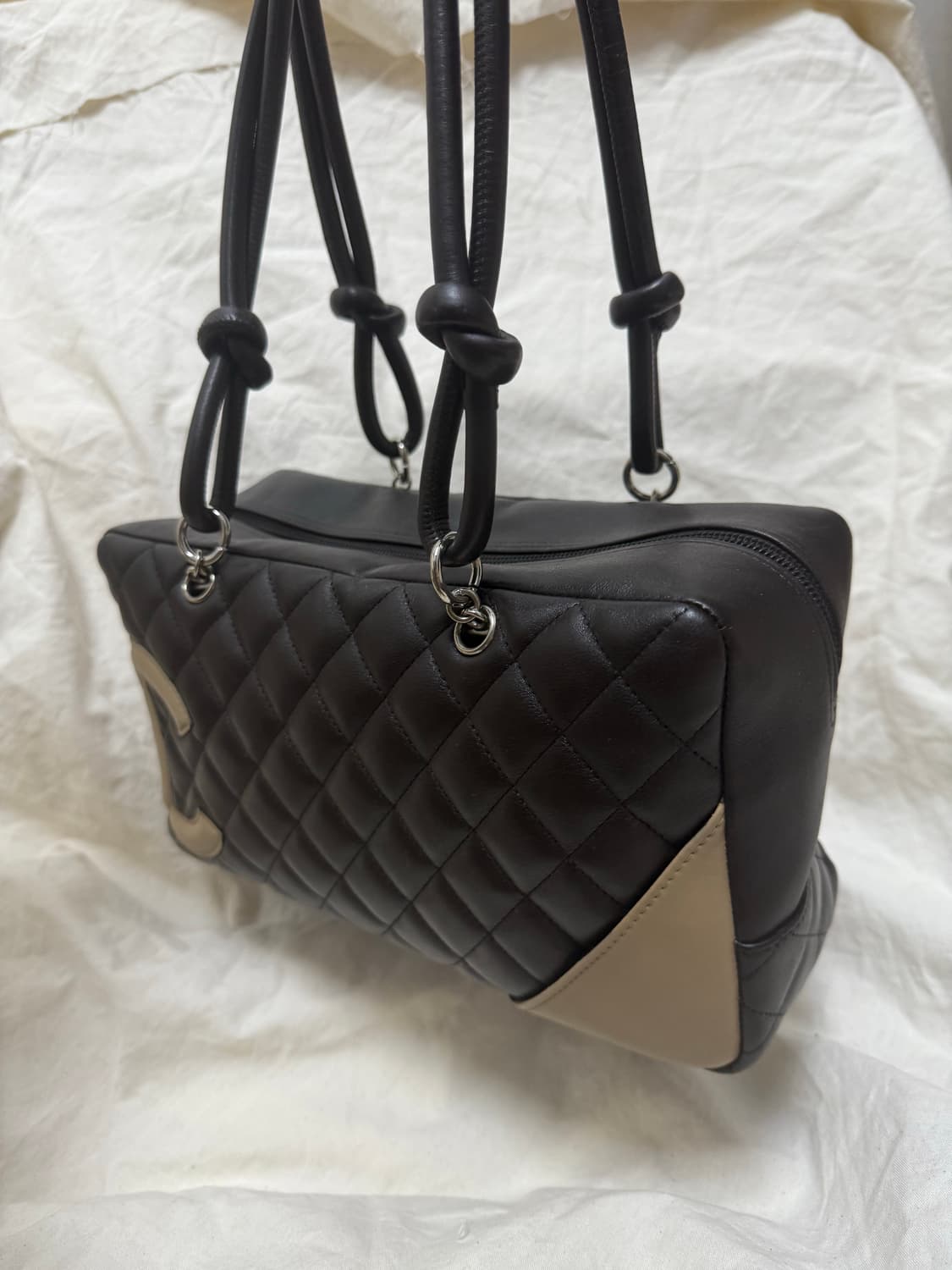 샤넬 깜봉 백 브라운 릴리로즈뎁 착용 정품 상품이미지5