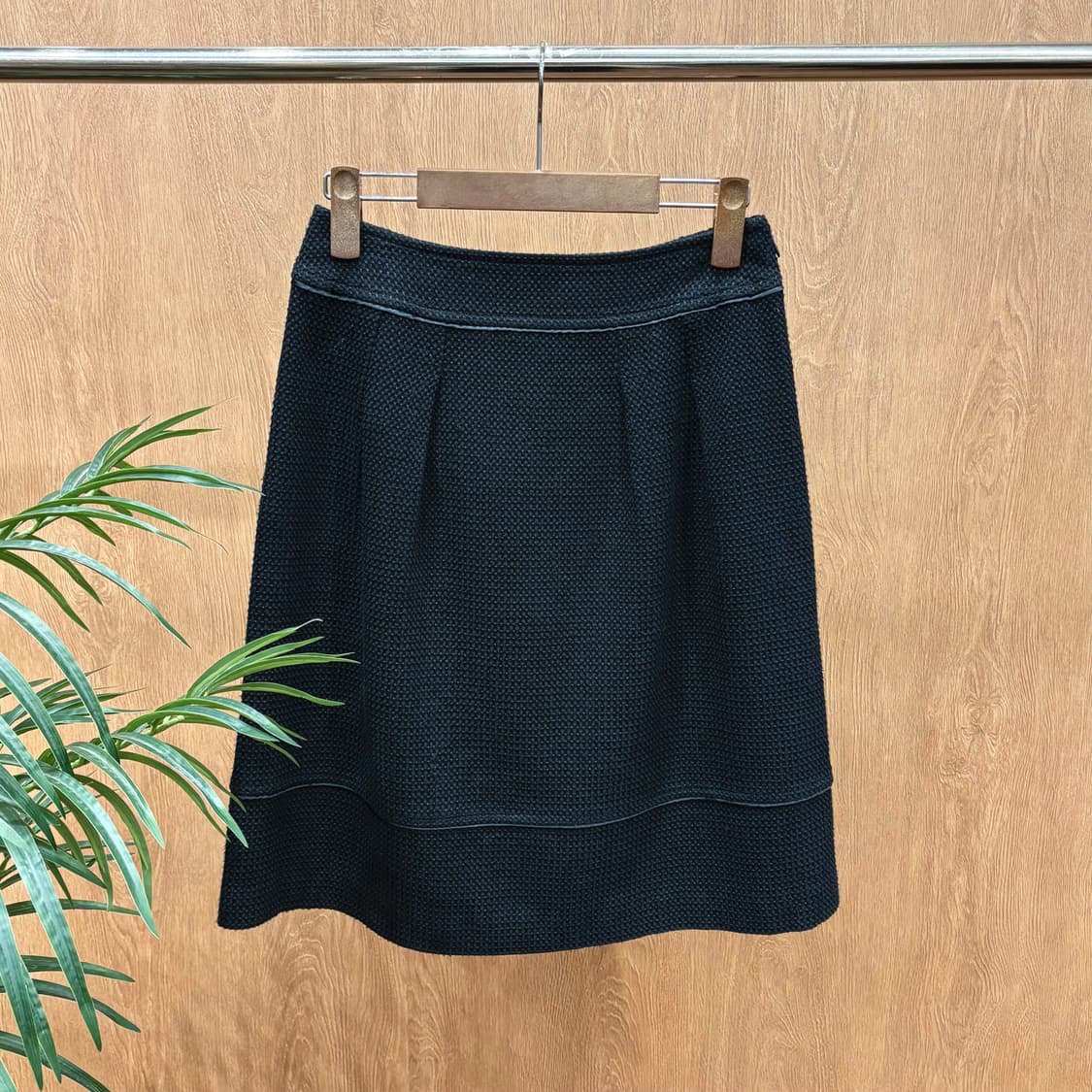 꾸레쥬 A라인 코튼 블렌드 미디 스커트 와플 텍스처 핀턱 디테일 블랙 상품이미지1