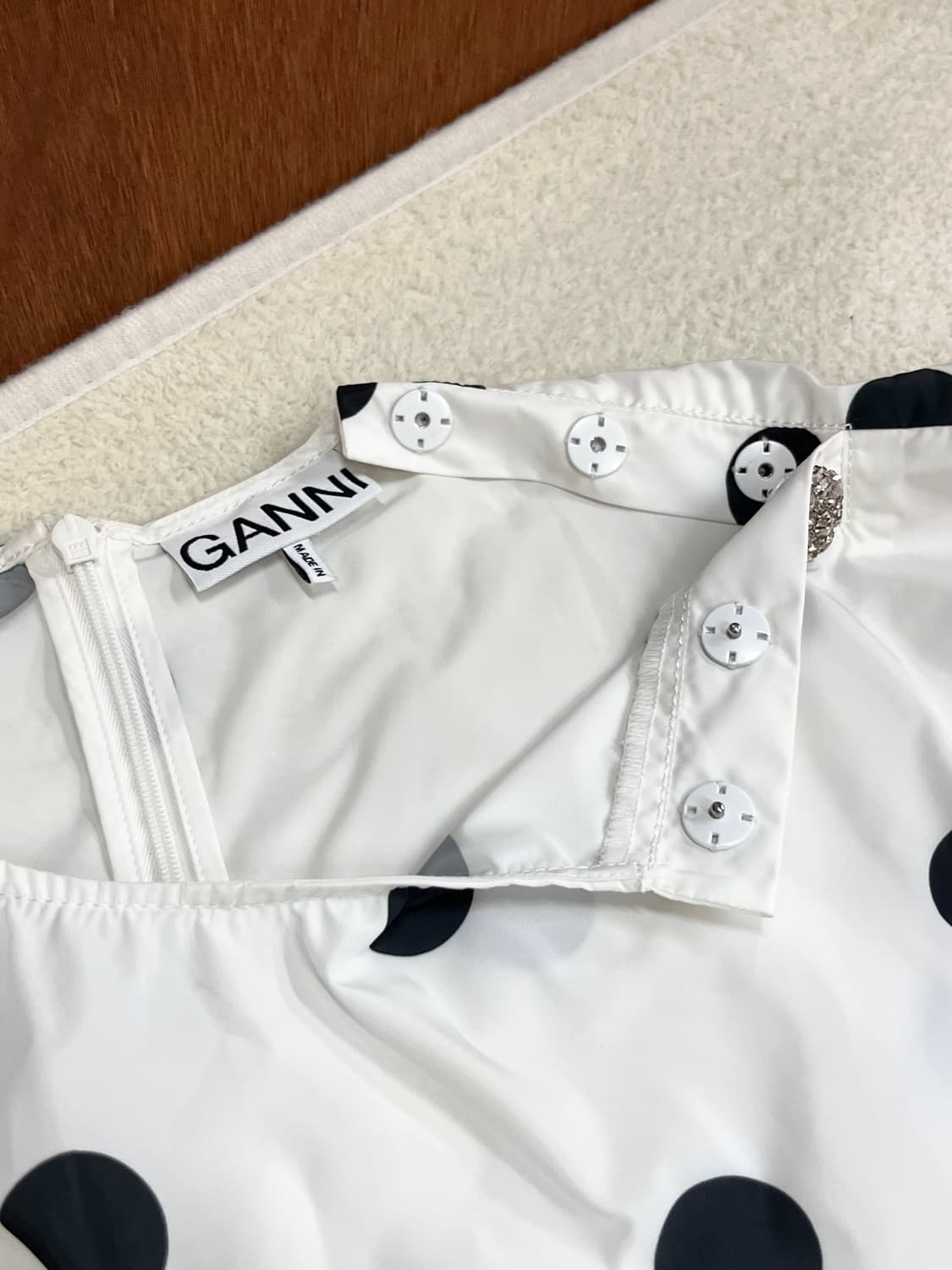 GANNI 가니 도트 언발 절개 블라우스 상품이미지3