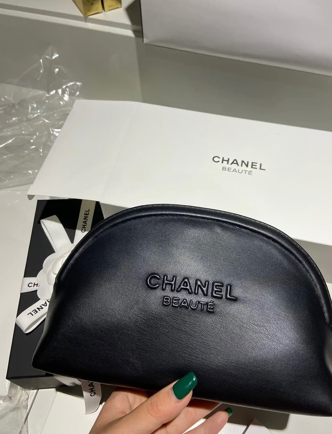 샤넬 뷰티 반달 파우치 상품이미지2