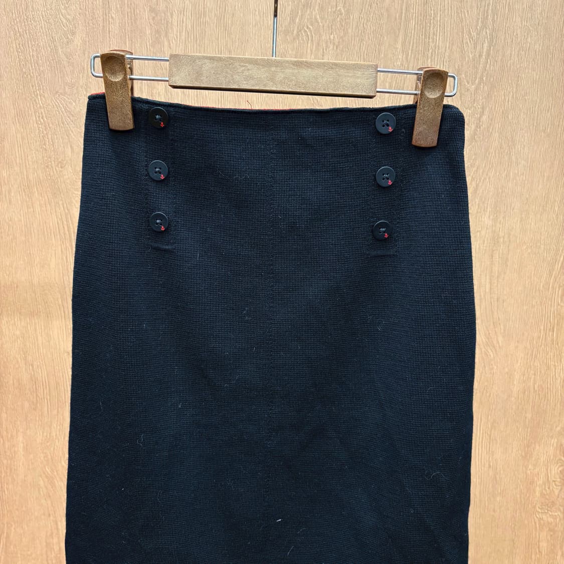 세인트 제임스 미디 스커트 사이드 버튼 레드 닻 디테일 블랙 상품이미지4