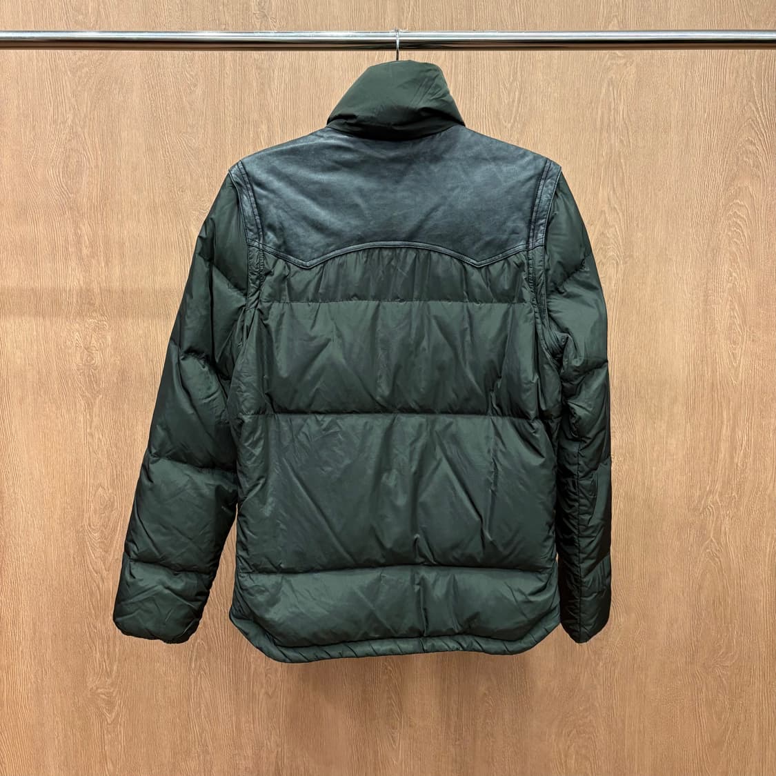 디젤 하이넥 나일론 다운 패딩 자켓 어깨 가슴 레더 배색 디테일 그린 상품이미지3