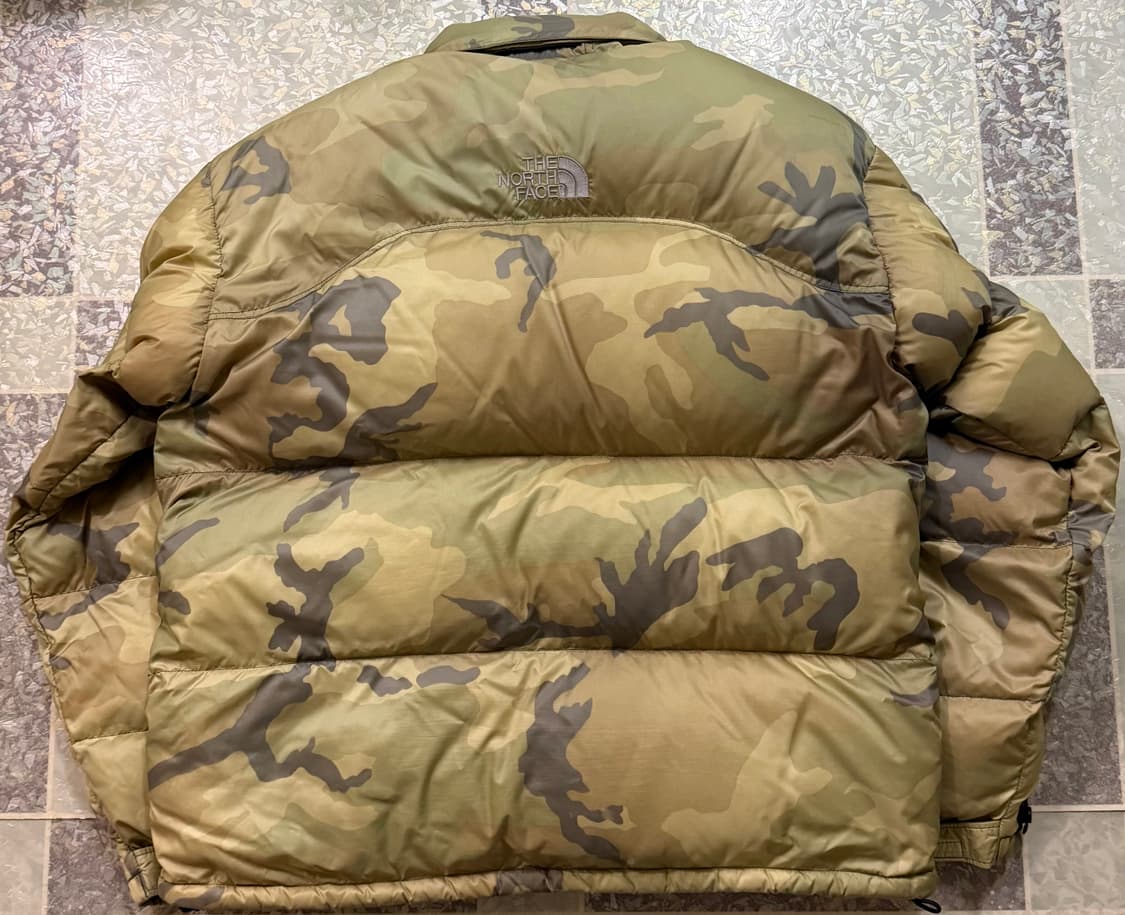 노스페이스 카모 센터로고 눕시 700 패딩 상품이미지2