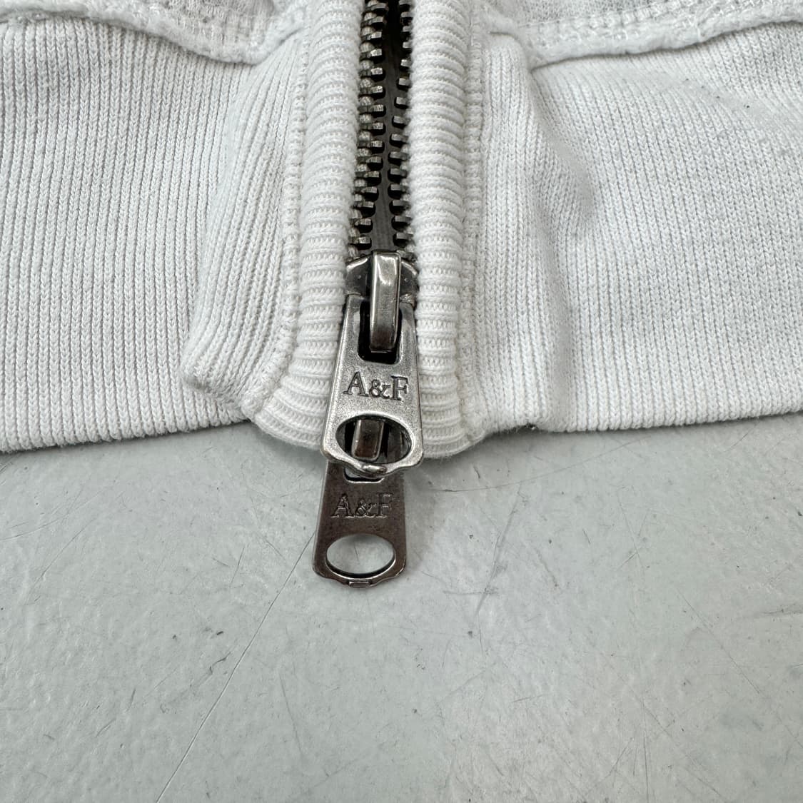 아베크롬비 Y2K 흰초 아치로고 후드집업 상품이미지4