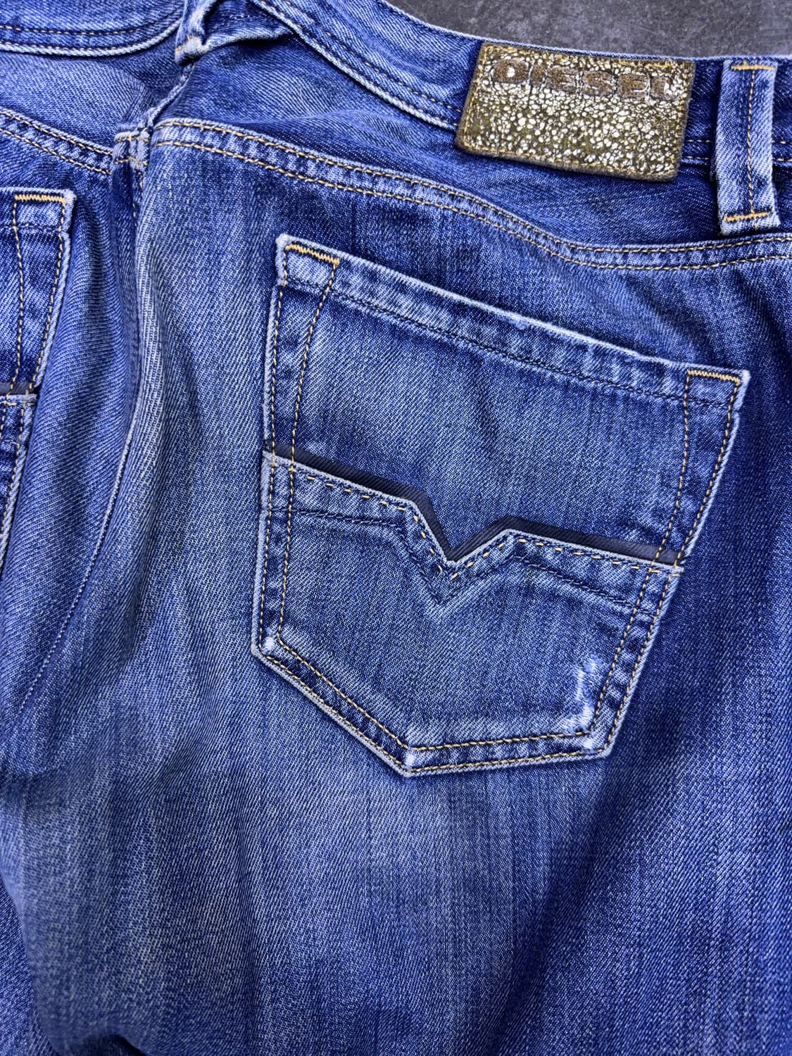 디젤 라키 빈티지 데미지 워싱 레귤러 스트레이트핏 데님팬츠 32 상품이미지8