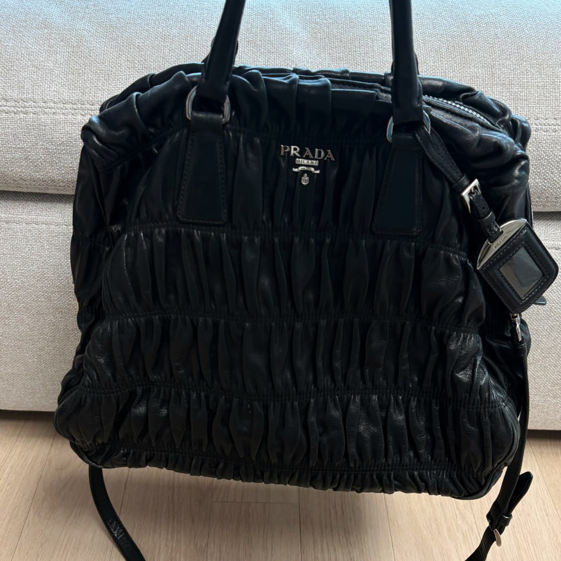 (이체시에눌) 프라다 나파 고프레 블랙 색상 숄더백 상품이미지3